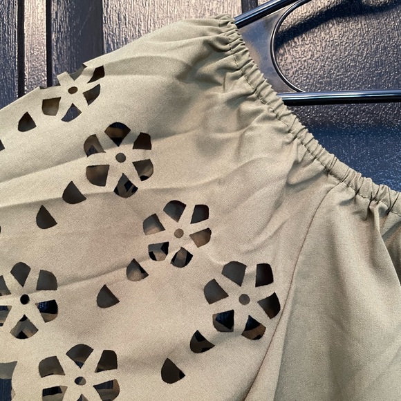 Off-Shoulder Crop Top - Picture 4 of 5